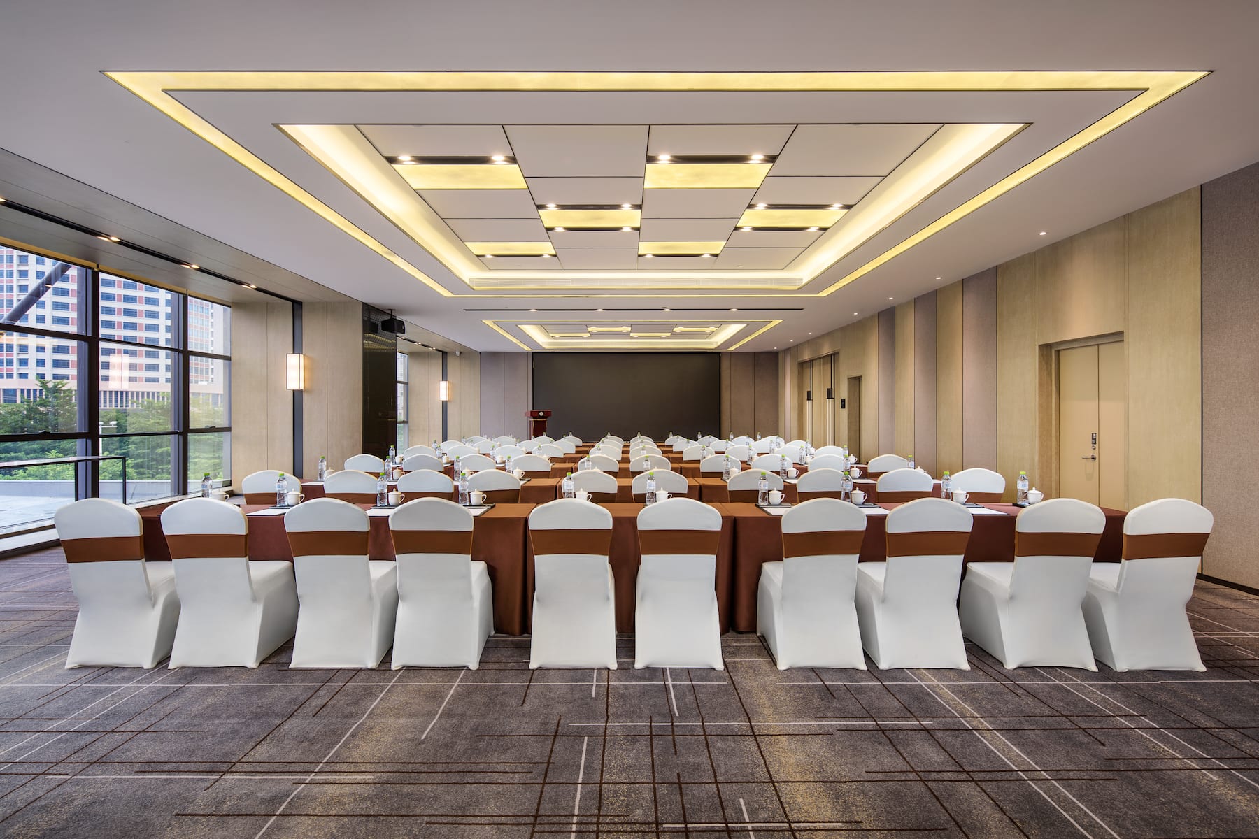 Meeting room banquet rounds at Wyndham Grand Maoming in Maoming, Other than US/Canada