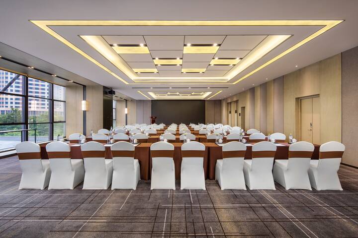 Meeting room banquet rounds at Wyndham Grand Maoming in Maoming, Other than US/Canada