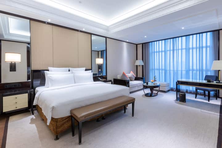 Guest room at the Wyndham Grand Plaza Royale Ningbo in Ningbo, Other than US/Canada