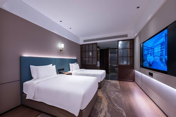 Guest room at the Wyndham Grand Plaza Royale Ningbo in Ningbo, Other than US/Canada