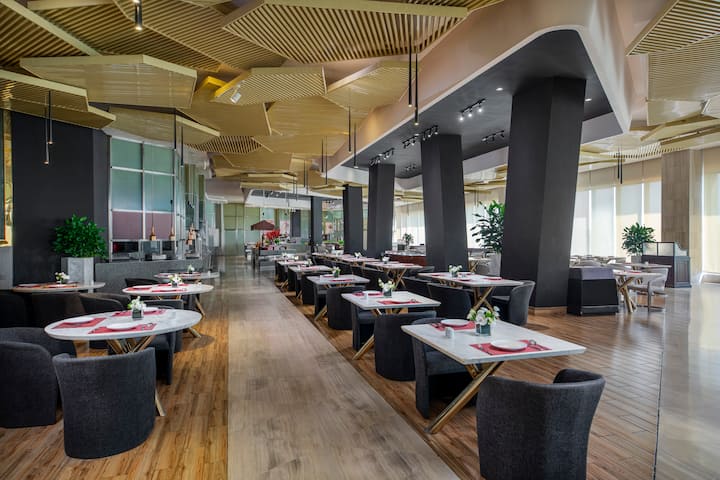 Wyndham Grand Qingdao restaurant in Qingdao, Other than US/Canada