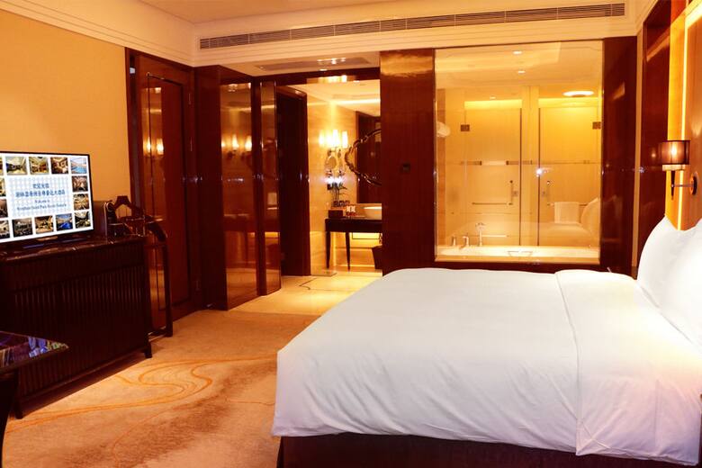 Guest room at the Wyndham Grand Plaza Royale Xianglin Shaoyang in Shaoyang, Other than US/Canada