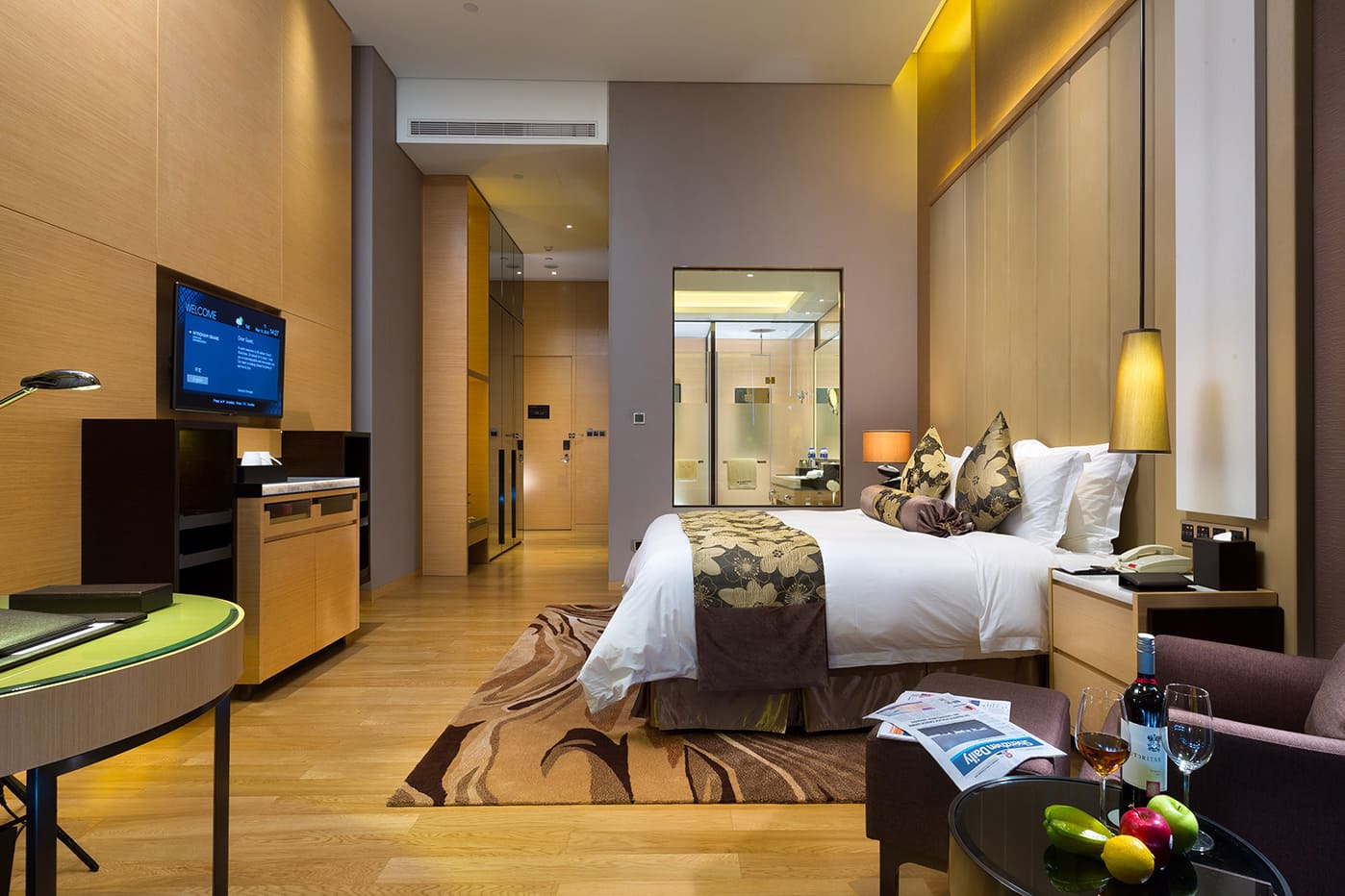 King bed guest room at the Wyndham Grand Shenzhen in Shenzhen, Other than US/Canada