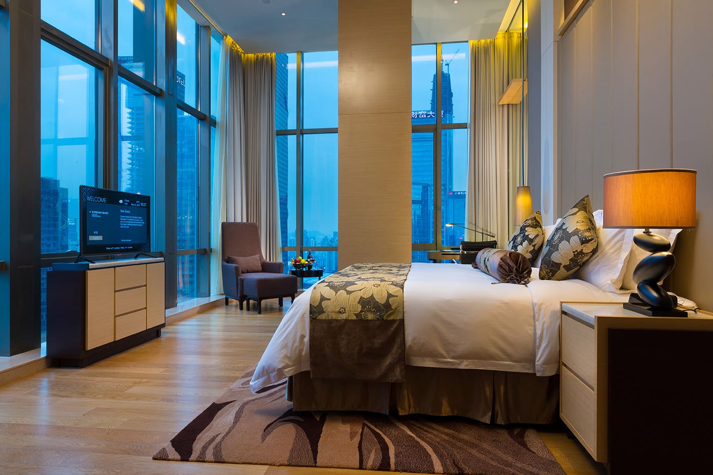 King bed guest room at the Wyndham Grand Shenzhen in Shenzhen, Other than US/Canada
