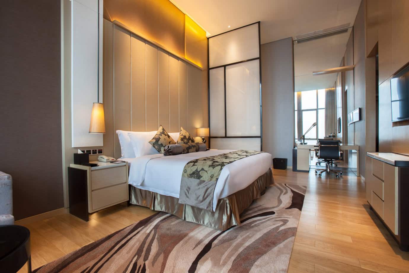 King bed guest room at the Wyndham Grand Shenzhen in Shenzhen, Other than US/Canada