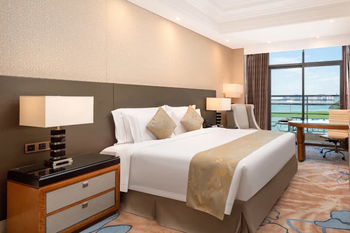 Guest room at the Wyndham Grand Xiamen Haicang in Xiamen, Other than US/Canada