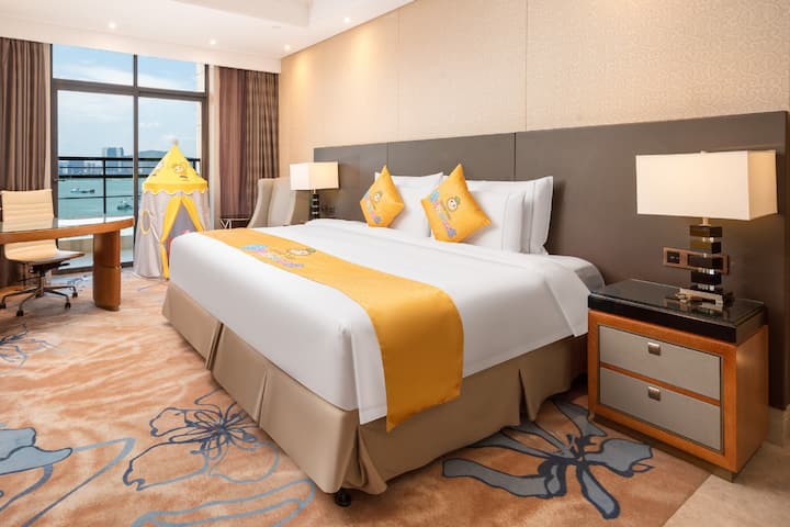 Guest room at the Wyndham Grand Xiamen Haicang in Xiamen, Other than US/Canada
