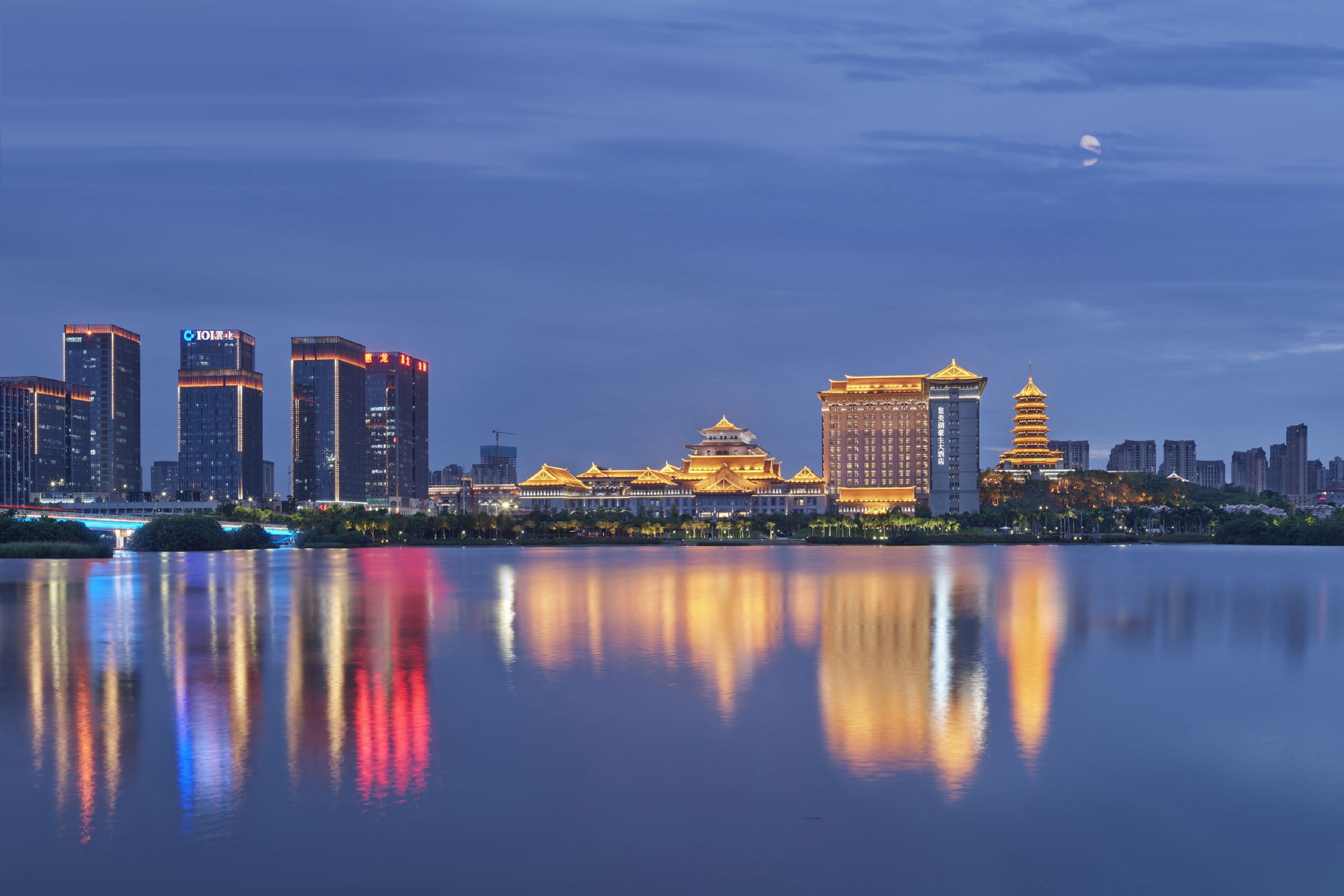 Exterior of Wyndham Grand Plaza Royale Jimei Xiamen hotel in Xiamen, Other than US/Canada