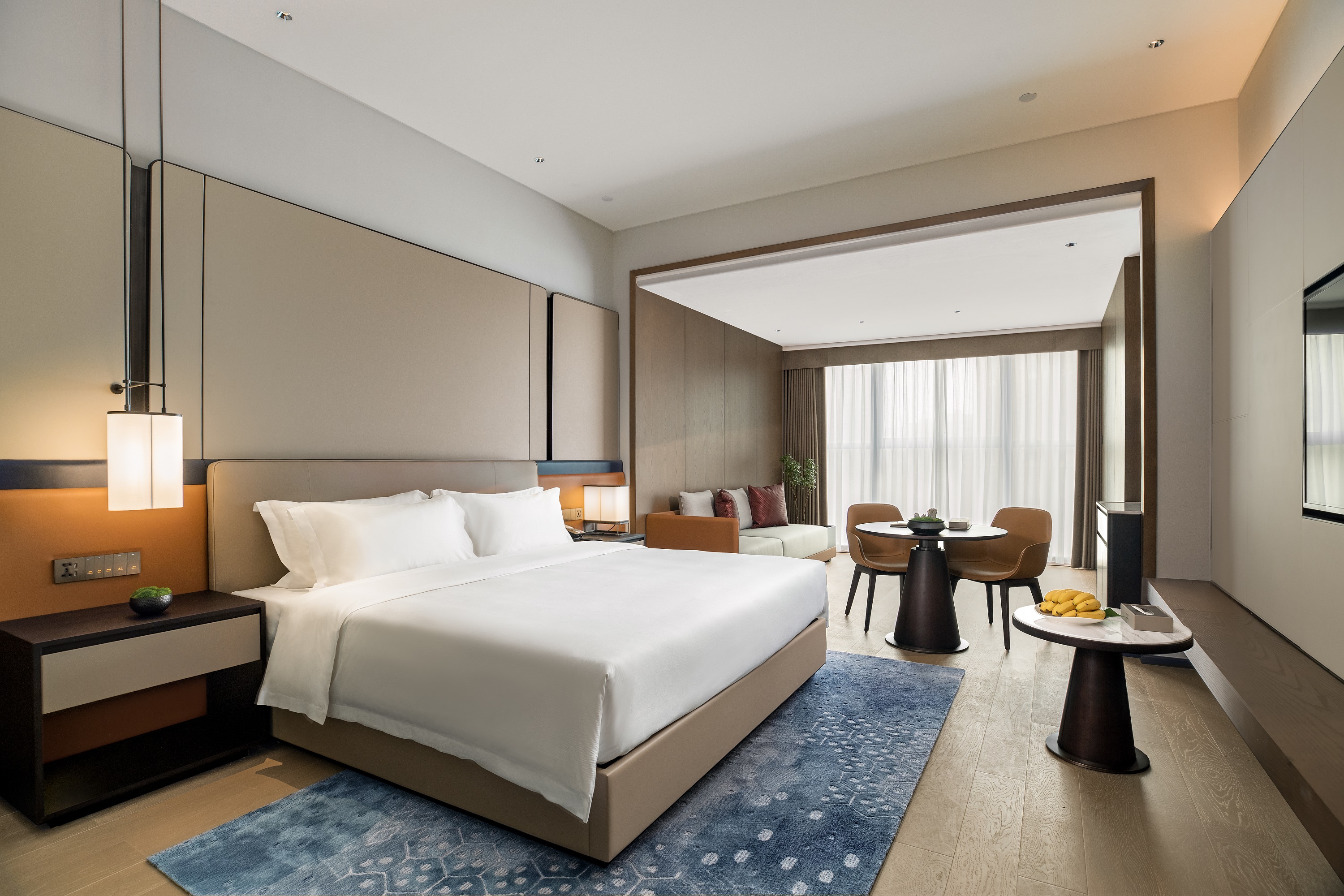 Guest room at the Wyndham Grand Plaza Royale Yujia Anhua in Yiyang, Other than US/Canada