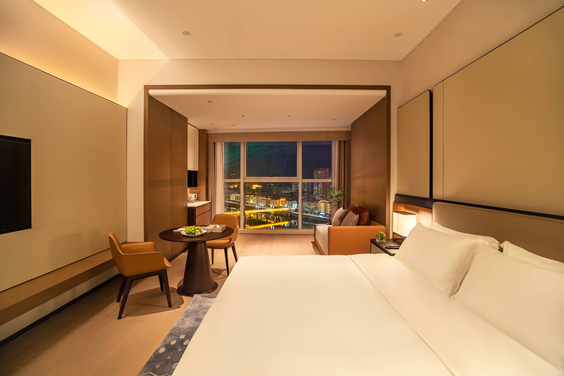 Guest room at the Wyndham Grand Plaza Royale Yujia Anhua in Yiyang, Other than US/Canada