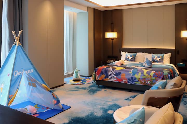 King bed guest room at the Wyndham Grand Zaozhuang in Zaozhuang, Other than US/Canada