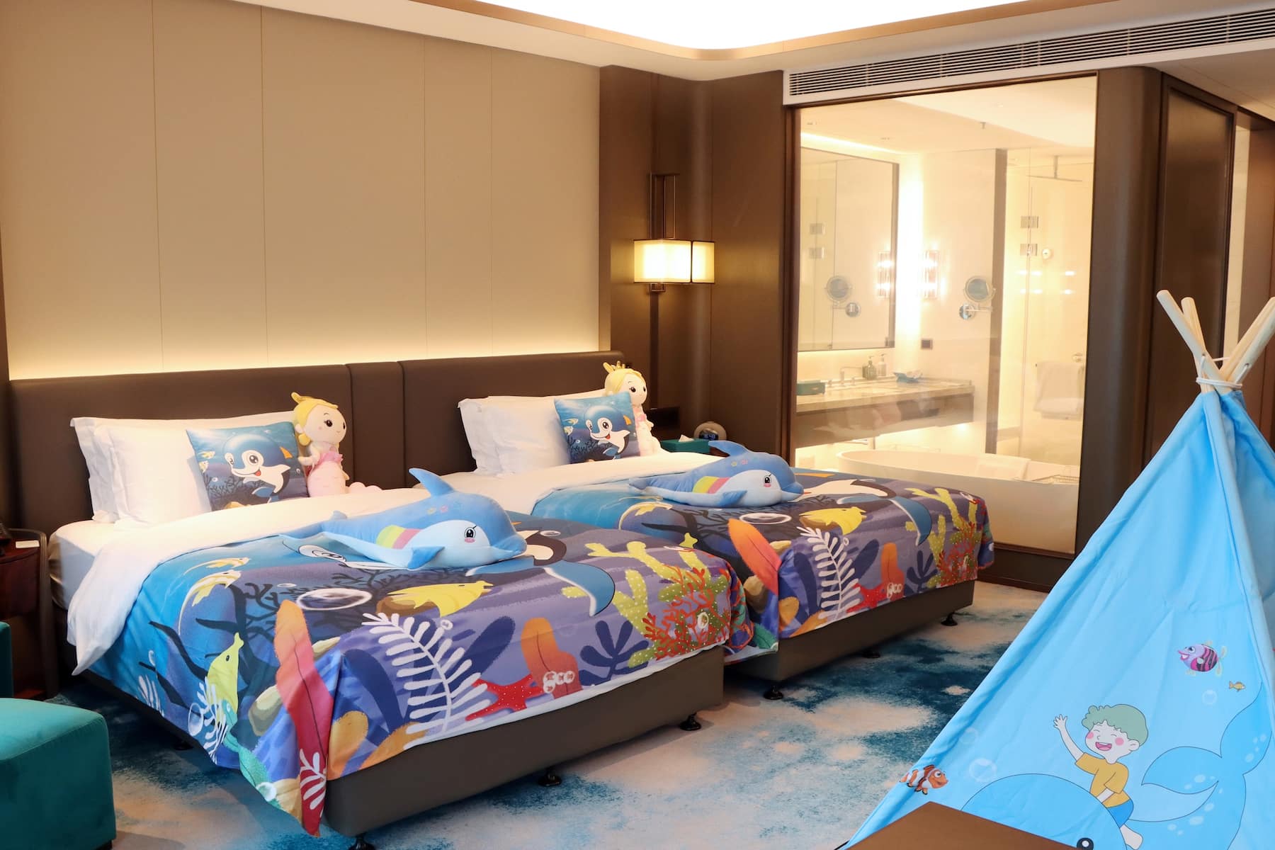 Guest room at the Wyndham Grand Zaozhuang in Zaozhuang, Other than US/Canada