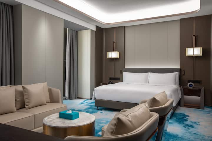 Guest room at the Wyndham Grand Zaozhuang in Zaozhuang, Other than US/Canada