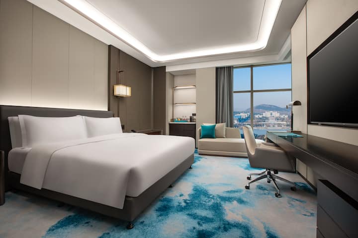 Guest room at the Wyndham Grand Zaozhuang in Zaozhuang, Other than US/Canada