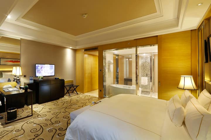 Guest room at the Wyndham Grand Plaza Royale Mingfa Zhangzhou in Zhangzhou, Other than US/Canada