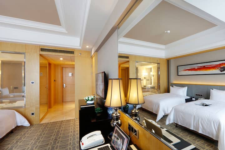 Guest room at the Wyndham Grand Plaza Royale Mingfa Zhangzhou in Zhangzhou, Other than US/Canada