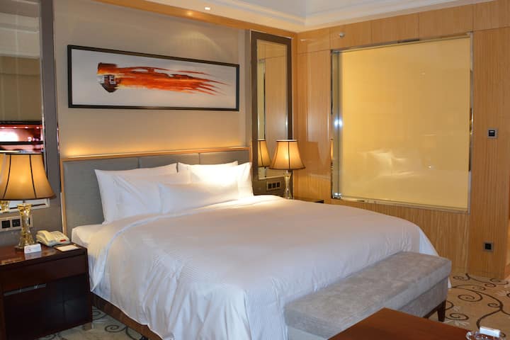 Guest room at the Wyndham Grand Plaza Royale Mingfa Zhangzhou in Zhangzhou, Other than US/Canada