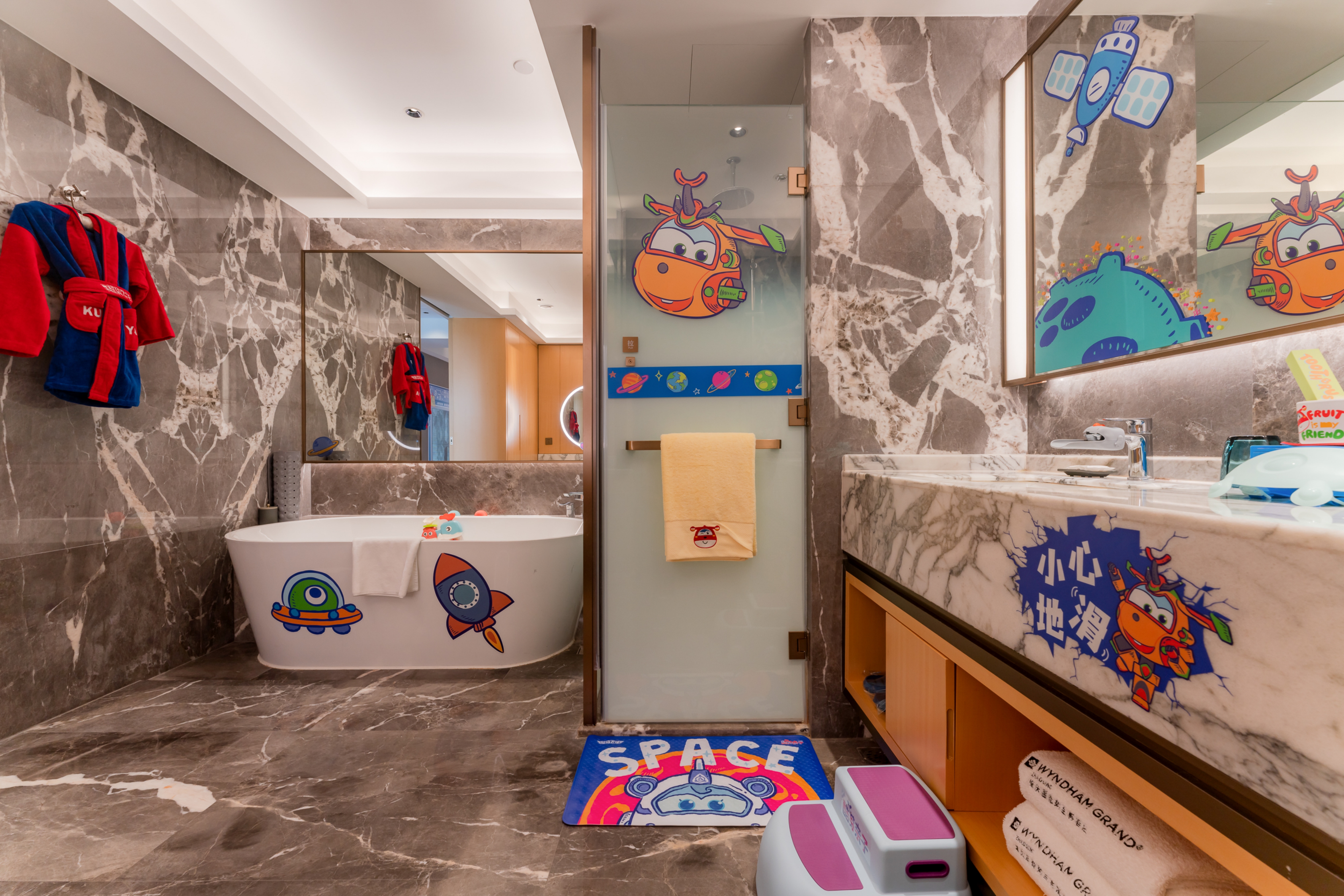 Guest room bath at the Wyndham Grand Zhaoqing Downtown in Zhaoqing, Other than US/Canada