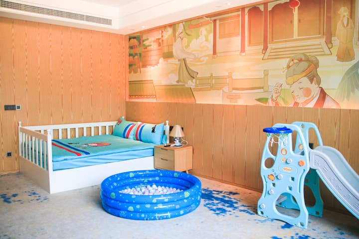 Guest room at the Wyndham Grand Plaza Royale Zhaotong in Zhaotong, Other than US/Canada