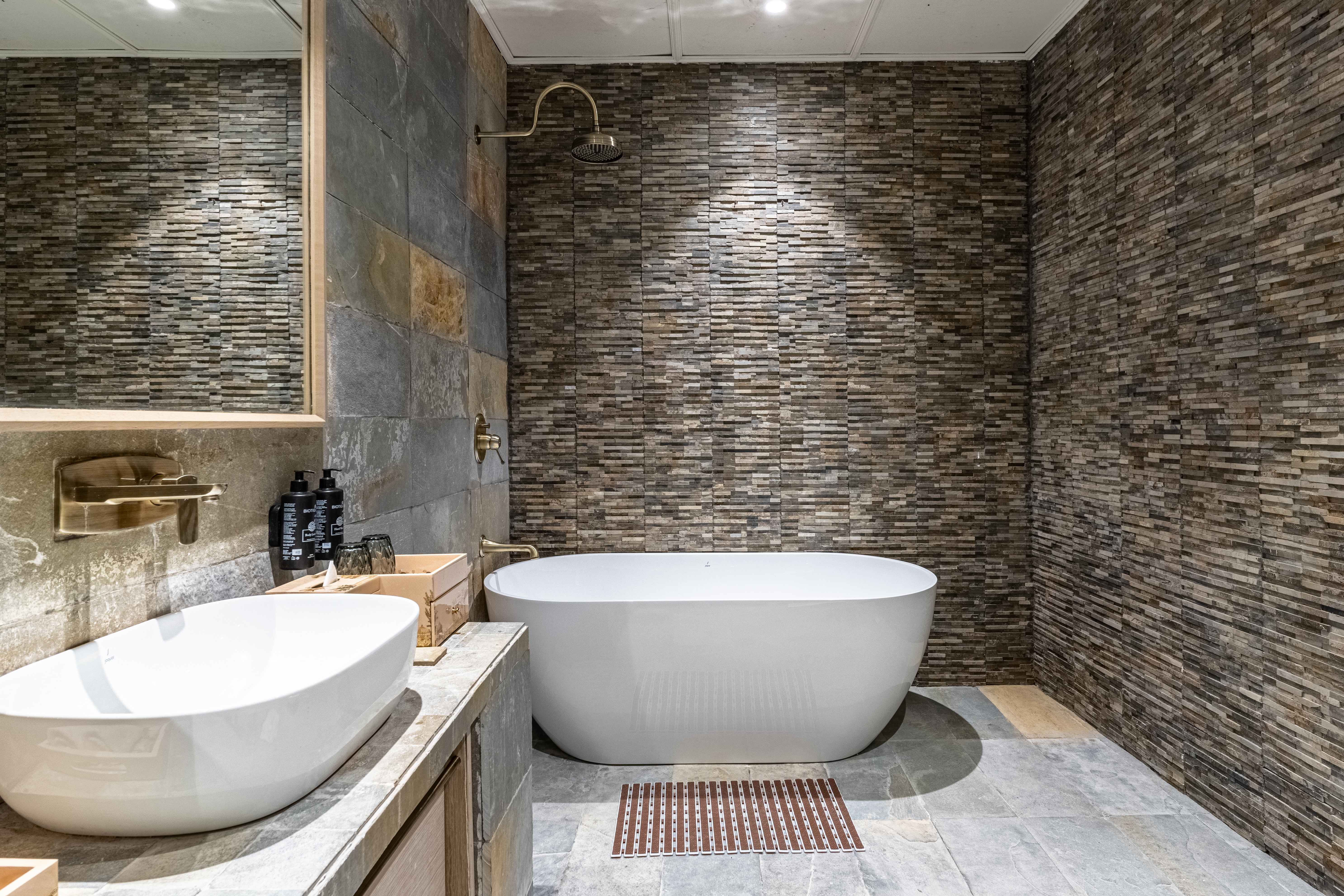 Guest room bath at the Wyndham Grand Udaipur Fateh Sagar Lake in Udaipur, Other than US/Canada