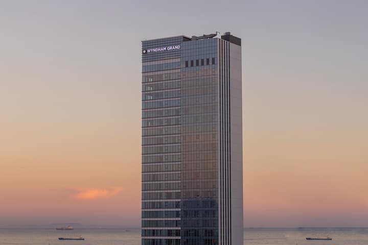 Exterior Dusk Image of Wyndham Grand Busan Ijin hotel in Busan, Other than US/Canada
