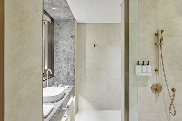 Guest room bath at the Wyndham Grand Busan Ijin in Busan, Other than US/Canada