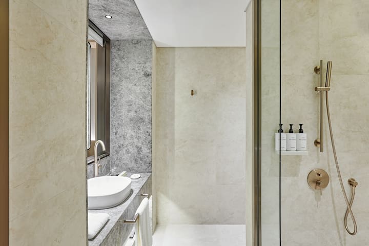 Guest room bath at the Wyndham Grand Busan Ijin in Busan, Other than US/Canada