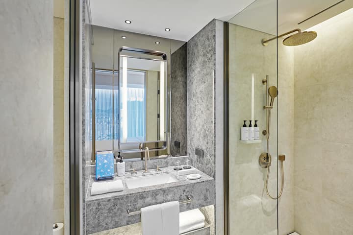 Guest room bath at the Wyndham Grand Busan Ijin in Busan, Other than US/Canada