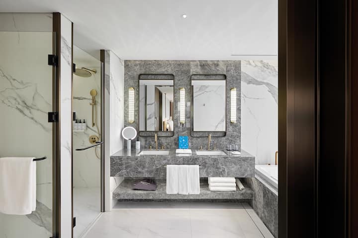 Guest room bath at the Wyndham Grand Busan Ijin in Busan, Other than US/Canada