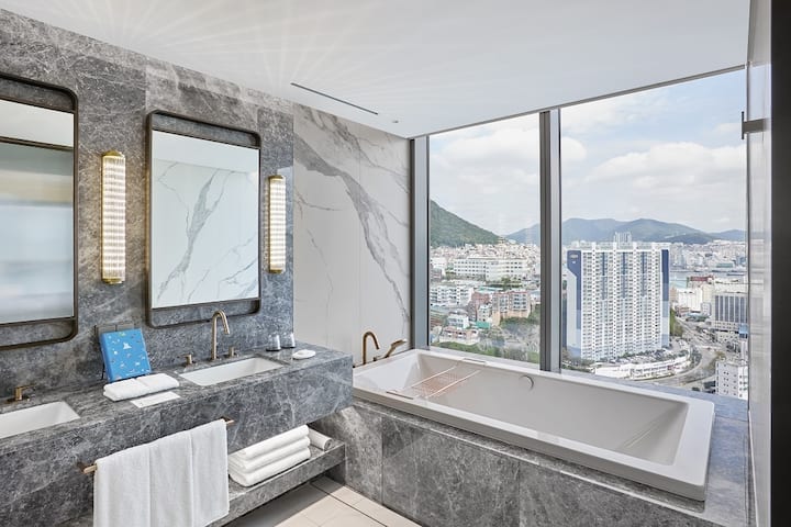 Guest room bath at the Wyndham Grand Busan Ijin in Busan, Other than US/Canada
