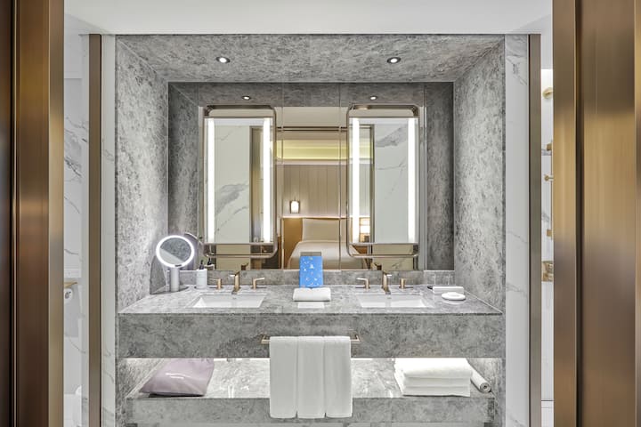 Guest room bath at the Wyndham Grand Busan Ijin in Busan, Other than US/Canada