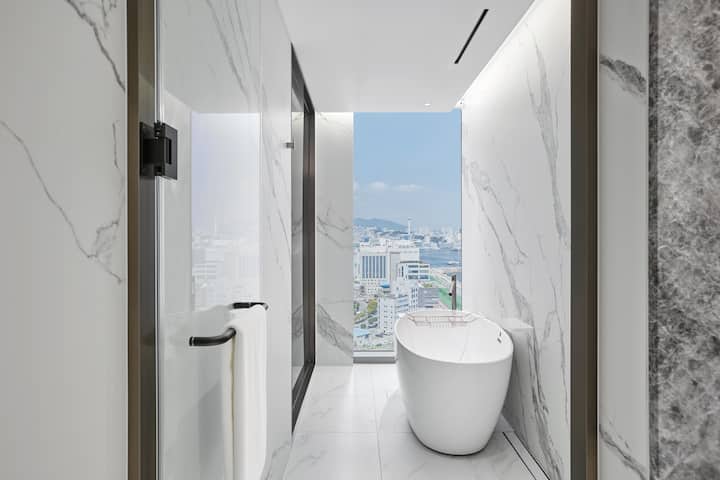Guest room bath at the Wyndham Grand Busan Ijin in Busan, Other than US/Canada