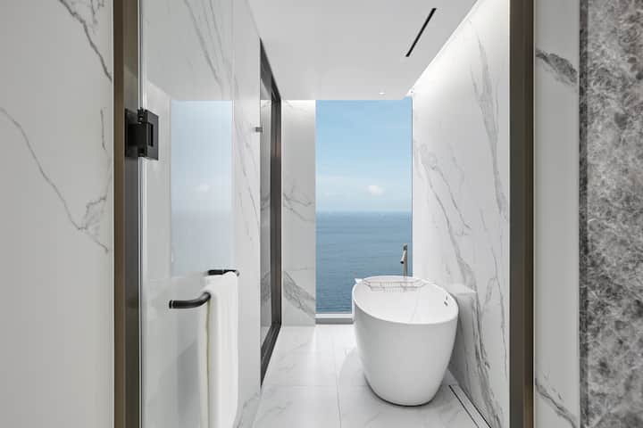 Guest room bath at the Wyndham Grand Busan Ijin in Busan, Other than US/Canada