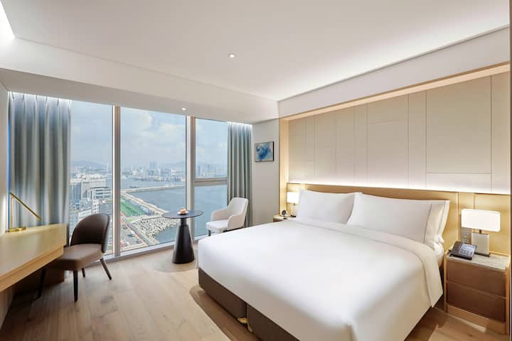 Guest room at the Wyndham Grand Busan Ijin in Busan, Other than US/Canada