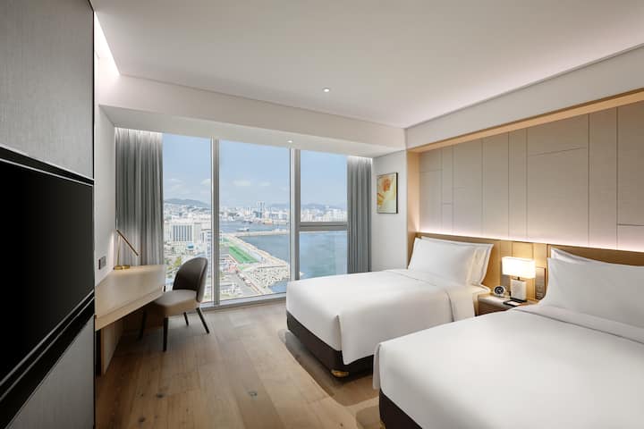 Guest room at the Wyndham Grand Busan Ijin in Busan, Other than US/Canada