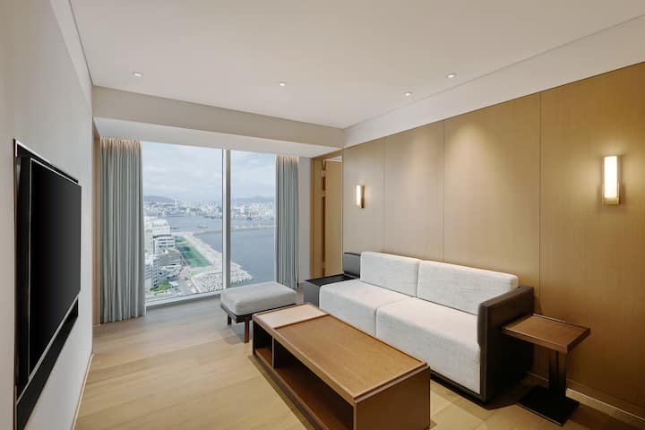 Guest room at the Wyndham Grand Busan Ijin in Busan, Other than US/Canada