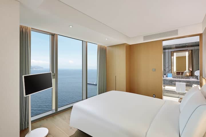 Guest room at the Wyndham Grand Busan Ijin in Busan, Other than US/Canada