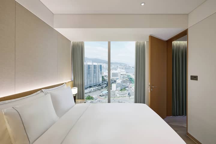 Guest room at the Wyndham Grand Busan Ijin in Busan, Other than US/Canada