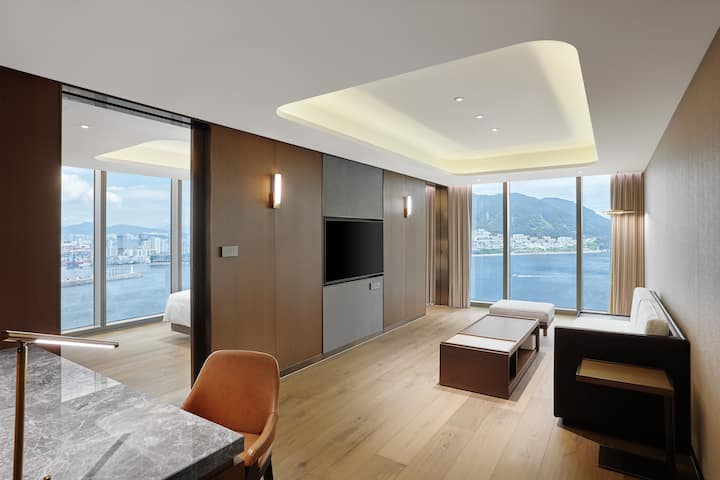 Guest room at the Wyndham Grand Busan Ijin in Busan, Other than US/Canada