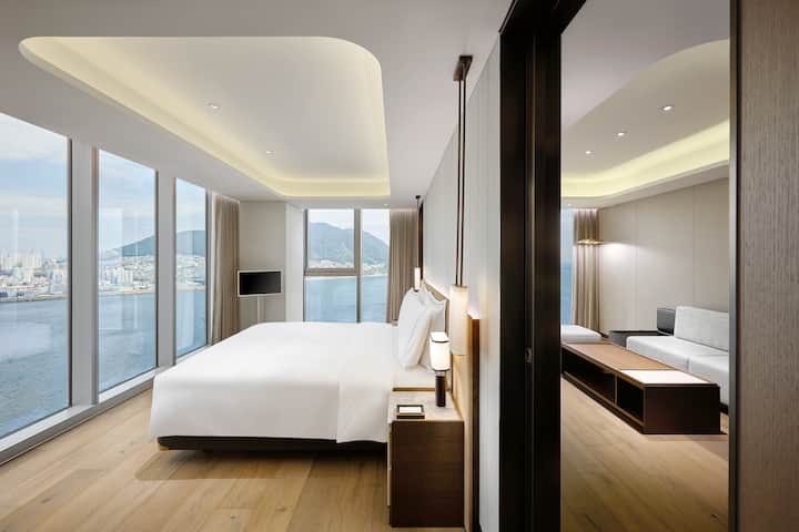 Guest room at the Wyndham Grand Busan Ijin in Busan, Other than US/Canada