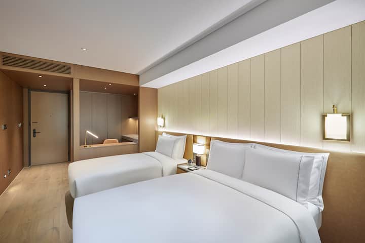 Guest room at the Wyndham Grand Busan Ijin in Busan, Other than US/Canada