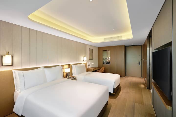 Guest room at the Wyndham Grand Busan Ijin in Busan, Other than US/Canada