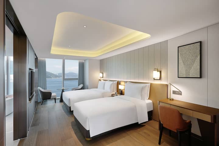 Guest room at the Wyndham Grand Busan Ijin in Busan, Other than US/Canada