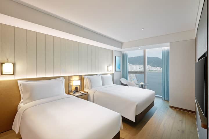Guest room at the Wyndham Grand Busan Ijin in Busan, Other than US/Canada