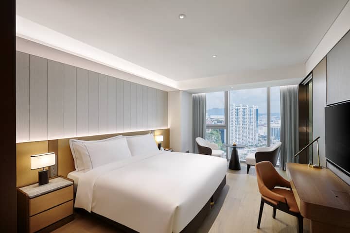 Guest room at the Wyndham Grand Busan Ijin in Busan, Other than US/Canada