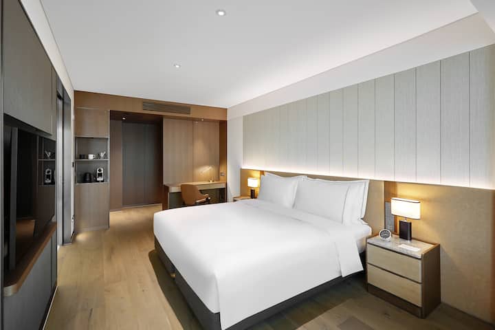 Guest room at the Wyndham Grand Busan Ijin in Busan, Other than US/Canada