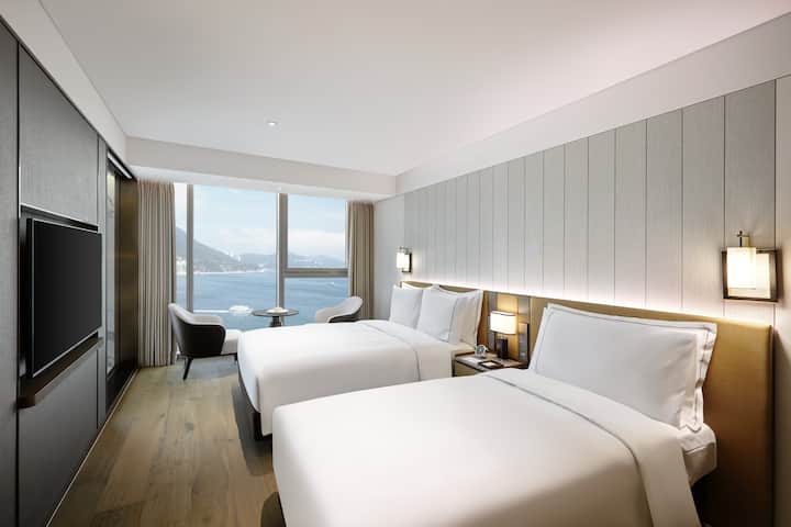 Guest room at the Wyndham Grand Busan Ijin in Busan, Other than US/Canada
