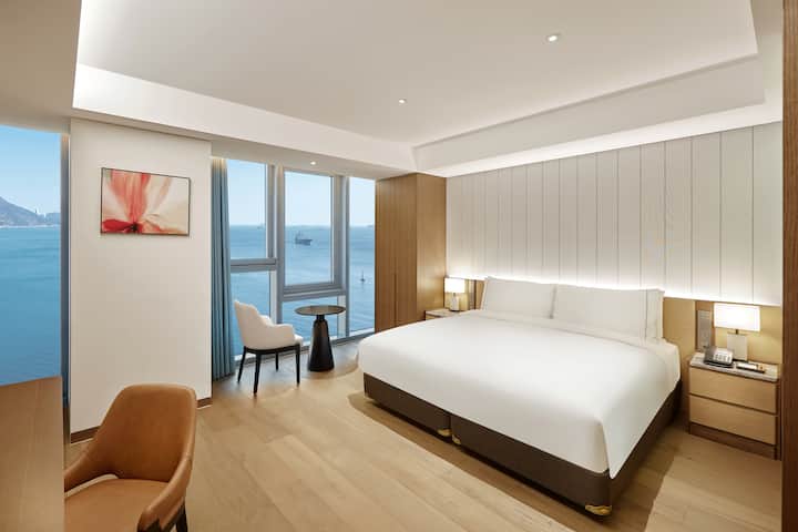 Guest room at the Wyndham Grand Busan Ijin in Busan, Other than US/Canada