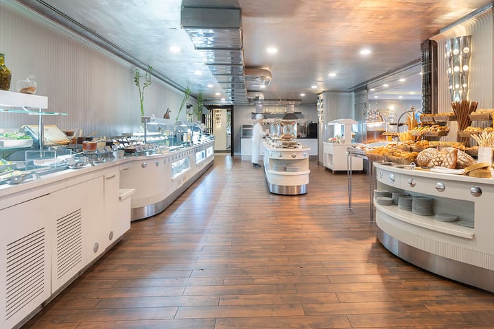 Wyndham Grand Istanbul Kalamis Marina Hotel restaurant in Istanbul, Other than US/Canada