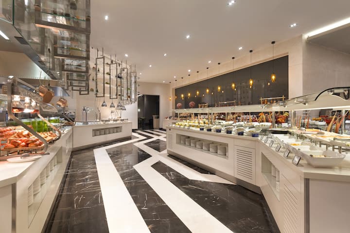 Wyndham Grand Istanbul Levent Hotel & Conference Center restaurant in Istanbul, Other than US/Canada